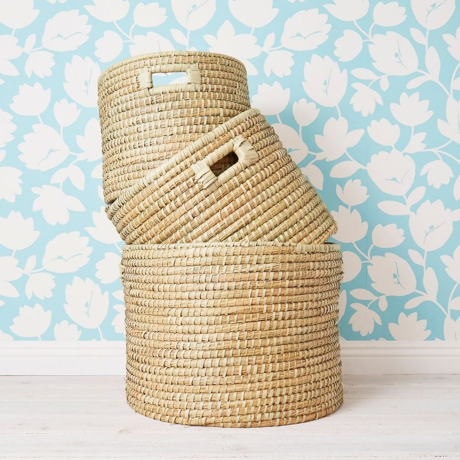 20" Medium Storage Natural Grass Lid Basket